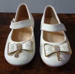 Gabby Marie, Girls Bow Dress Shoes, Strap Closure, Size 5, Color White, Gold